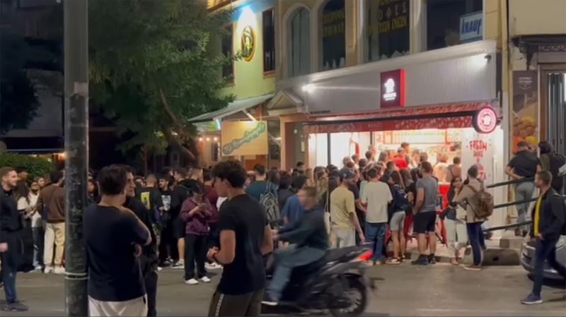 Κοσμοσυρροή για δωρεάν μακαρόνια στην Πανόρμου στην Αθήνα