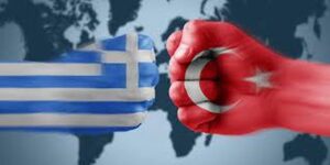 Δύο γροθιές με τις σημαίες της Ελλάδας και της Τουρκίας